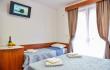 Loka, soba 2 s teraso in kopalnico v apartmani Loka, zasebne nastanitve v mestu Sutomore, Črna gora
